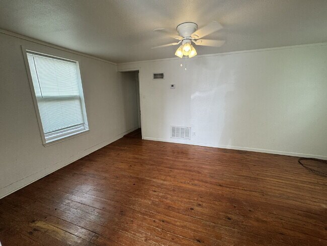 Building Photo - Spacious, quiet downstairs unit in heart o...