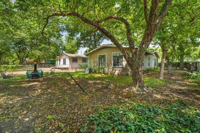 Building Photo - 407 Wilmes Dr