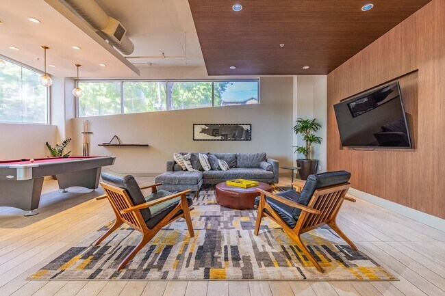 Building Photo - Huge Central Area Studio with PARKING and ...