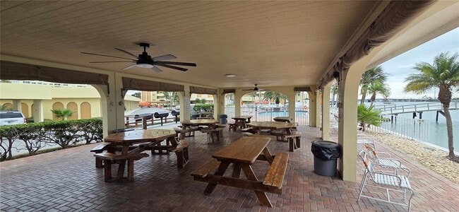 Building Photo - 4550 Cove Cir