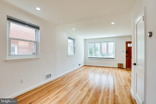 Building Photo - 5513 Chillum Pl NE