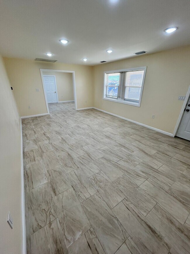 Building Photo - 2433 Wakulla Ave