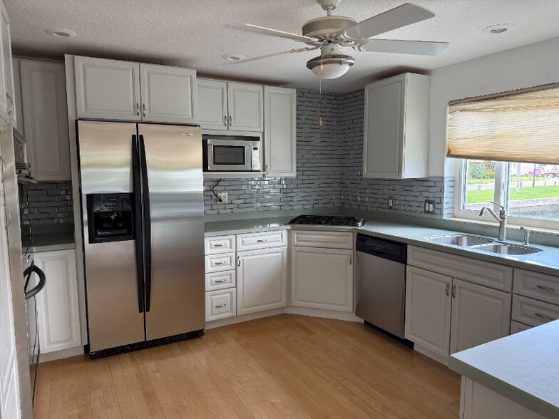 Building Photo - 8771 Bay Pointe Dr