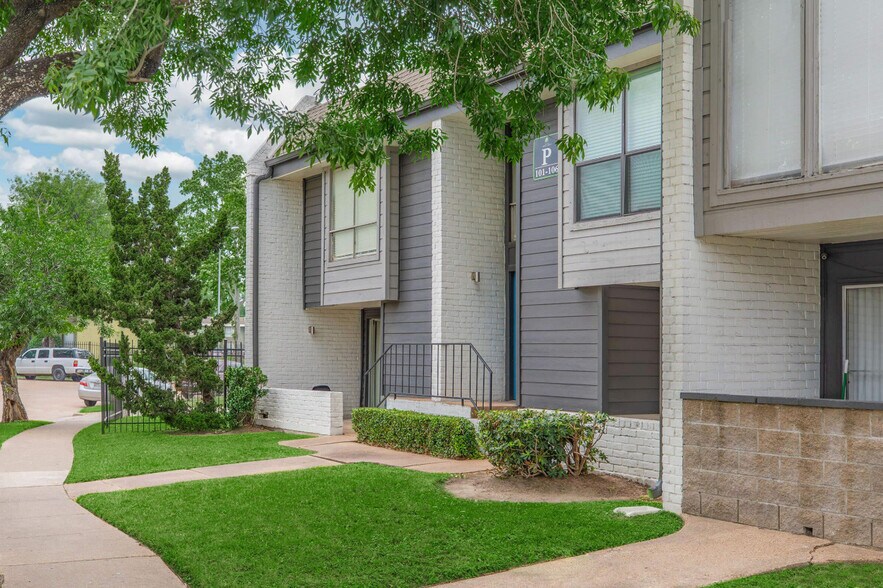 Primary Photo - Woods of Spring Grove Apartments