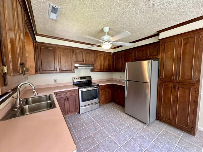 Building Photo - 2031 Winterberry Rd