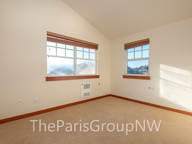 Building Photo - Gorgeous Green Lake 3BR TH – Walk to Swim,...