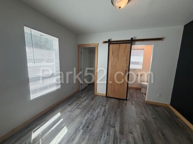 Building Photo - 1 Bed 1 Bath Tacoma Apartment - Small Pet Friendly