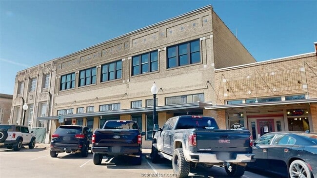 Building Photo - 206 N Main St