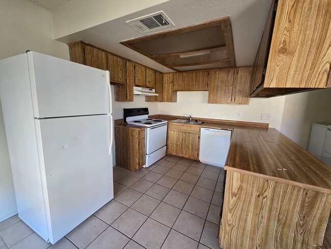 Building Photo - A nice & cozy 1-bedroom, 1-bathroom upstairs condo