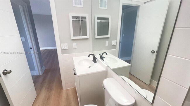 Building Photo - 200 S Birch Rd