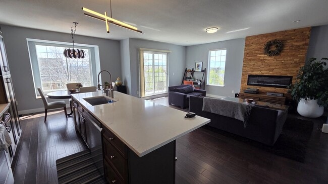 Building Photo - Modern 4 Bedroom 5 Bath Townhome - With Lots of Natural Light and Great Views!