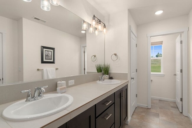 Building Photo - Modern 3 Bedroom, 2.5 Bathroom Townhome in South Cooper Mountain