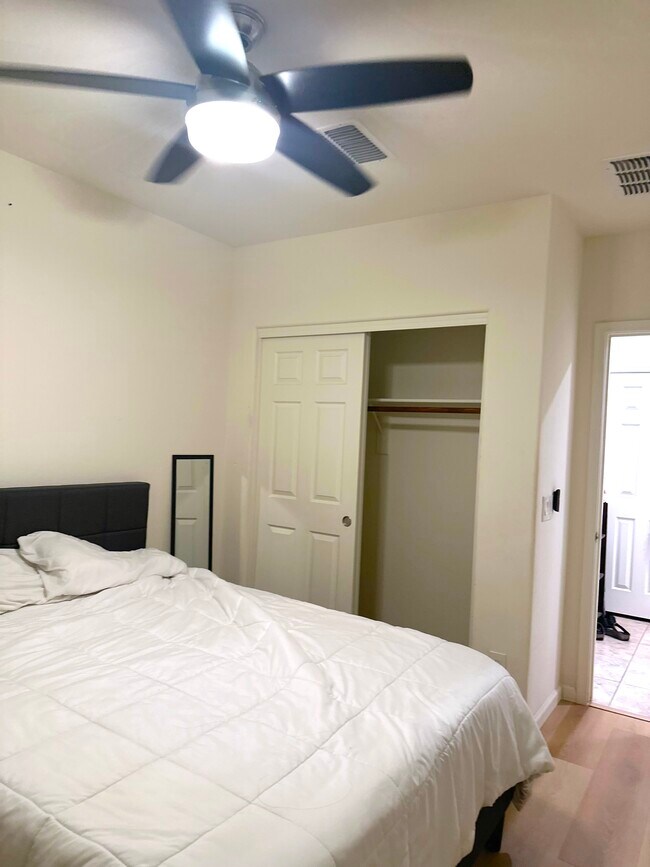 Building Photo - Layton Lake Home Room for Rent