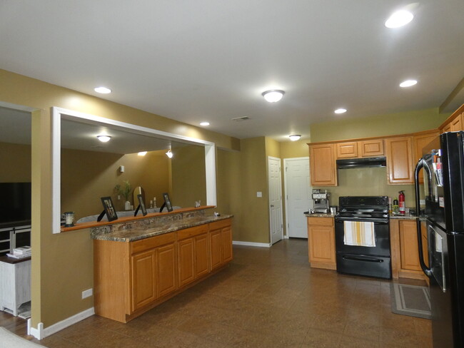 Building Photo - 653 N Edgemere Dr