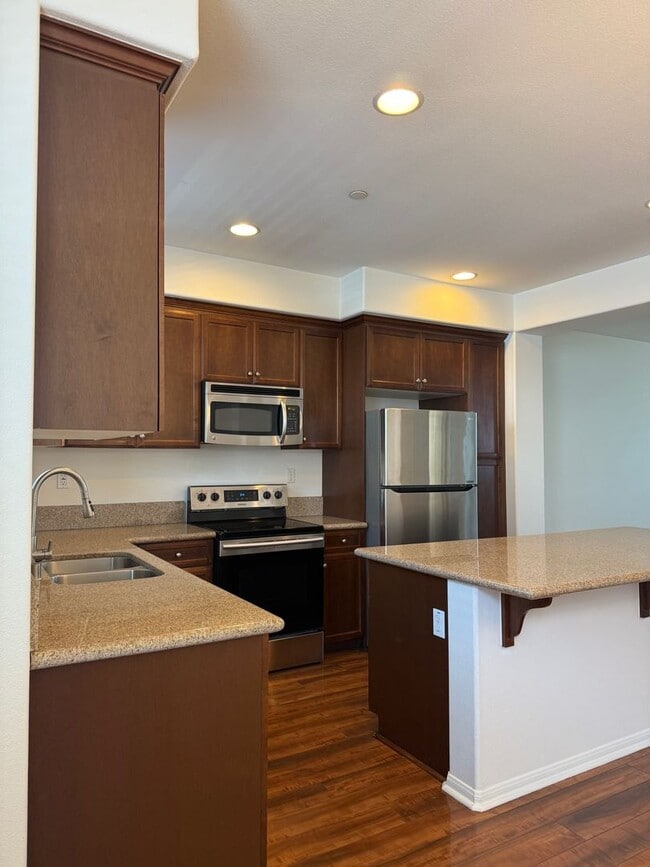 Building Photo - 2 Bedroom, 2.5 Bath Tri-level townhouse in Signal Hill