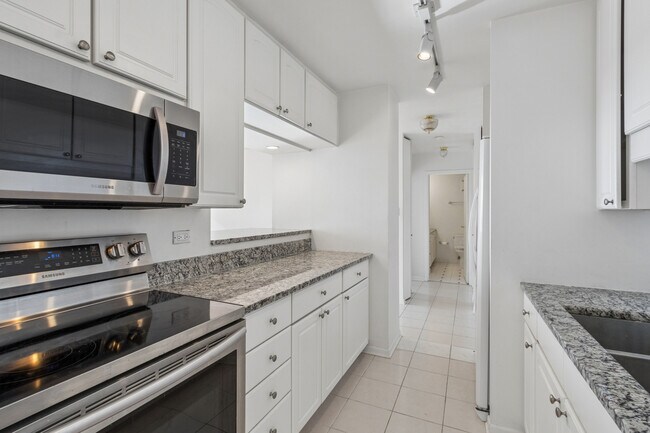 Building Photo - 111 E Chestnut St