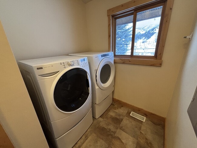 Building Photo - 3355 E Horse Creek Rd