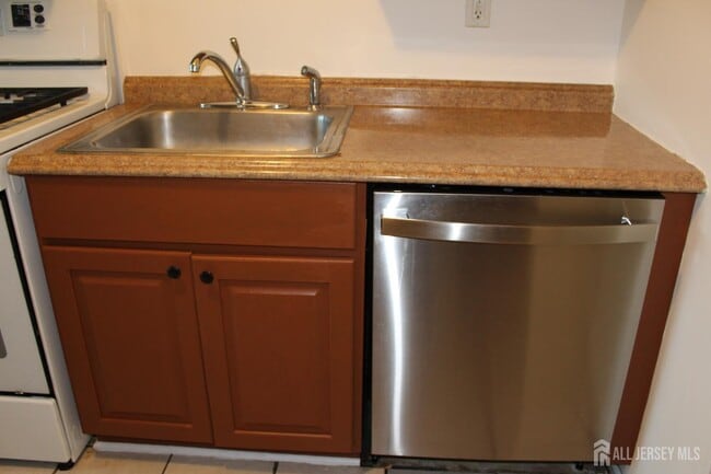 Building Photo - 820 Edison Glen Terrace