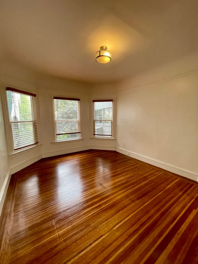 Building Photo - 142 27th St