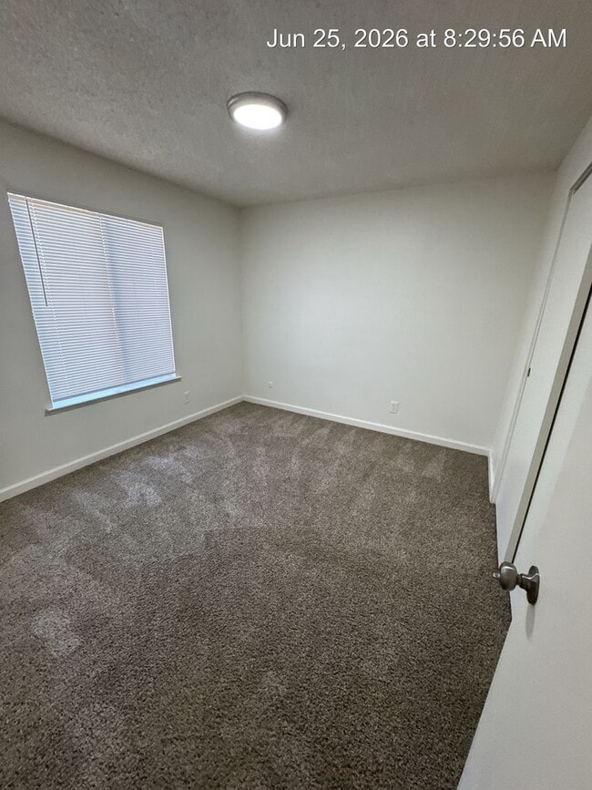 Building Photo - Upstairs unit MOVE IN READY!