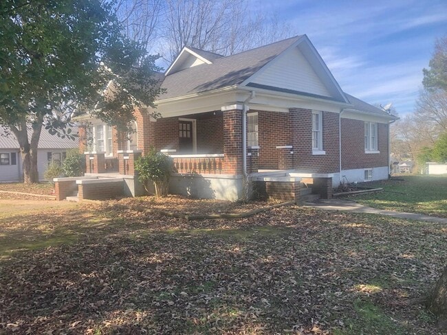 Building Photo - 401 Hoeppner Ln NE