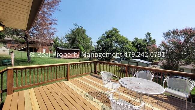 Building Photo - 106 Oak St