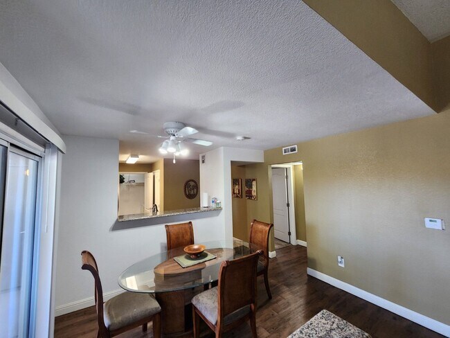 Building Photo - Gated 2 Bedroom Condo - Furnished