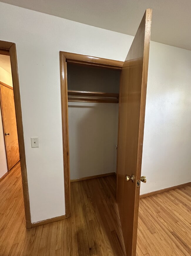 Building Photo - 1112 E Memorial Dr