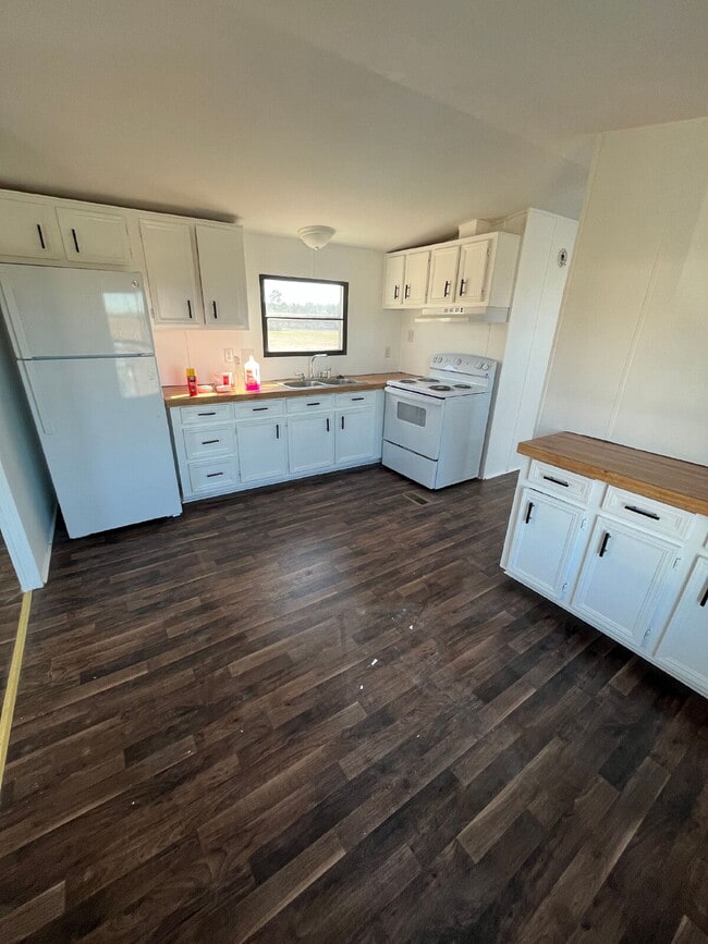 Building Photo - 2 Bedroom, 2 Bathroom Singlewide in Shady Creek Mobile Estates *LAWN CARE INCLUDED* Pikeville sch...