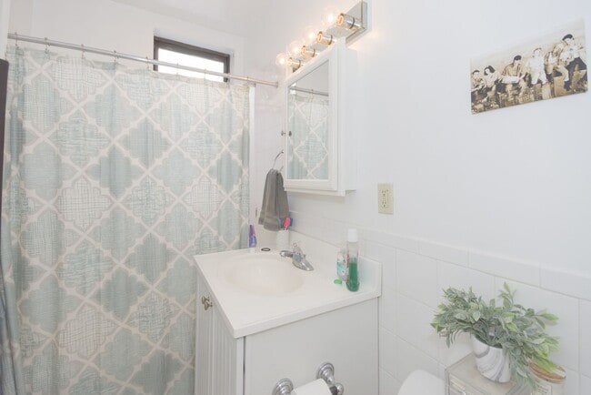 Building Photo - Great Allston 2bed / 1bath available now or January 2026