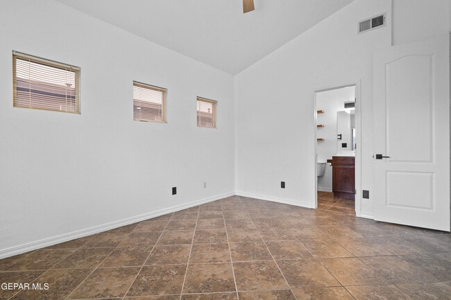 Building Photo - 14696 Jesus Almeida