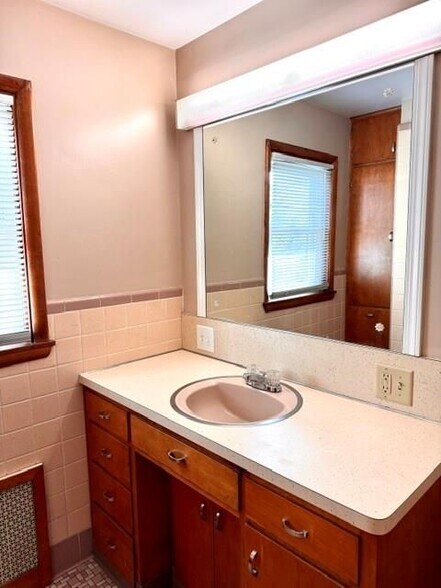 Building Photo - 15 Church St