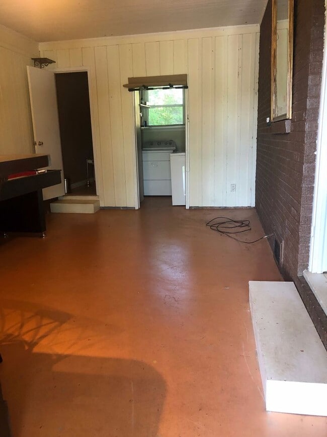 Building Photo - 129 Freedom Dr