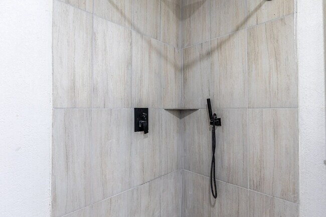 Building Photo - 426 W Woodlawn Ave