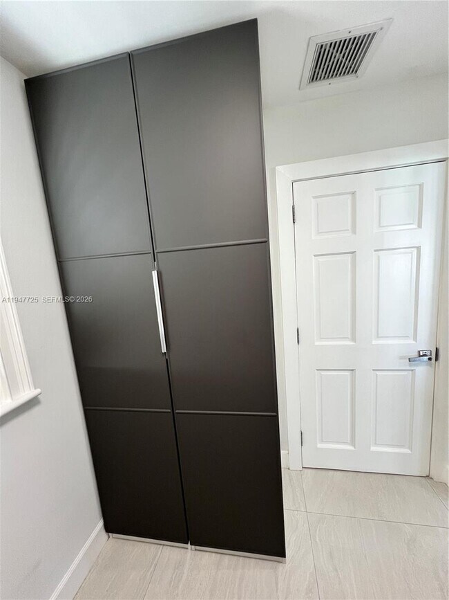 Building Photo - 5510 Bayview Dr