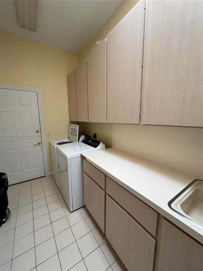 Building Photo - 2871 SW Brighton Way