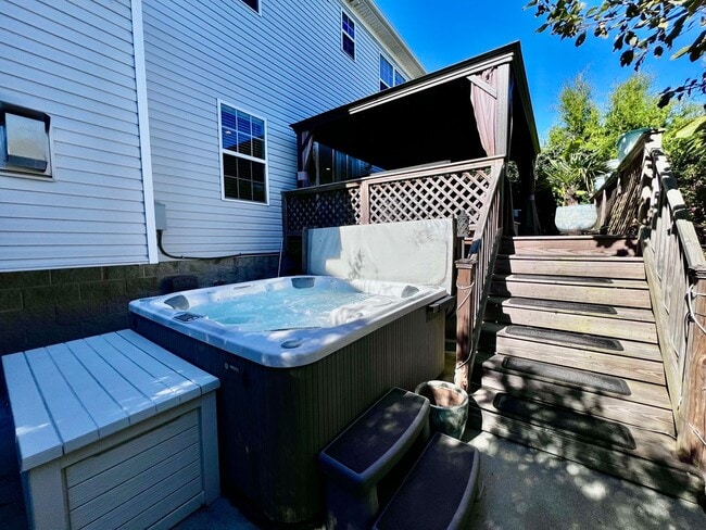 Building Photo - Luxury Beachside Home – Steps from the Bay!