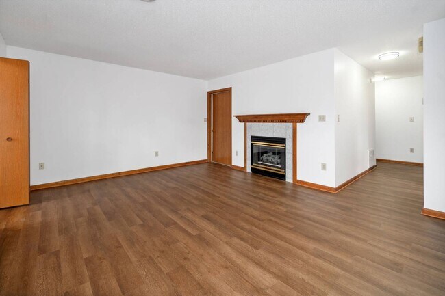 Building Photo - 1911 Cambridge Manor Dr