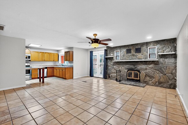 Building Photo - 4109 Comanche Rd NE