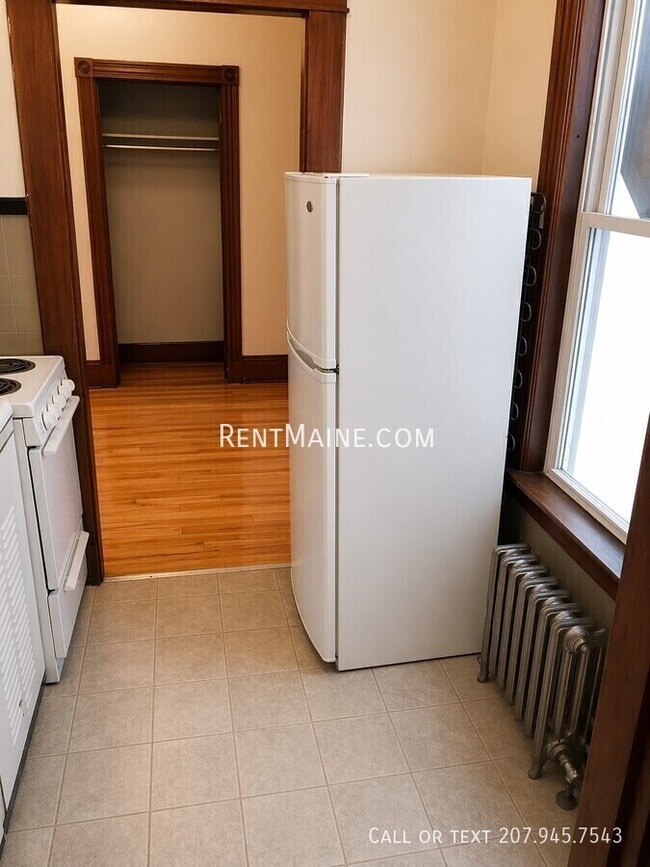 Building Photo - 9 Catell St