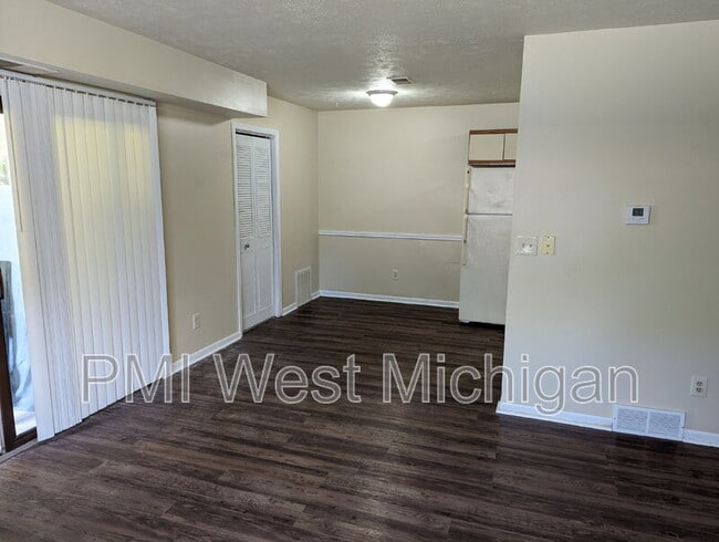 Building Photo - 6087 In the Pines Dr SE