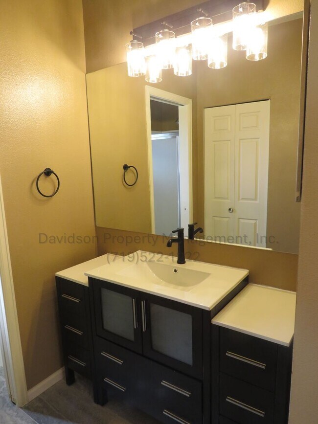Building Photo - Charming 3-Bedroom Townhouse in Broadmoor ...