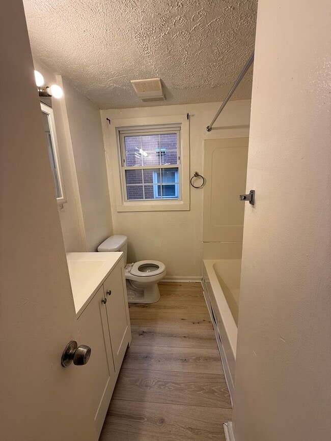 Building Photo - 3bd DOWNSTAIRS DUPLEX Shaker Section 8/Cas...
