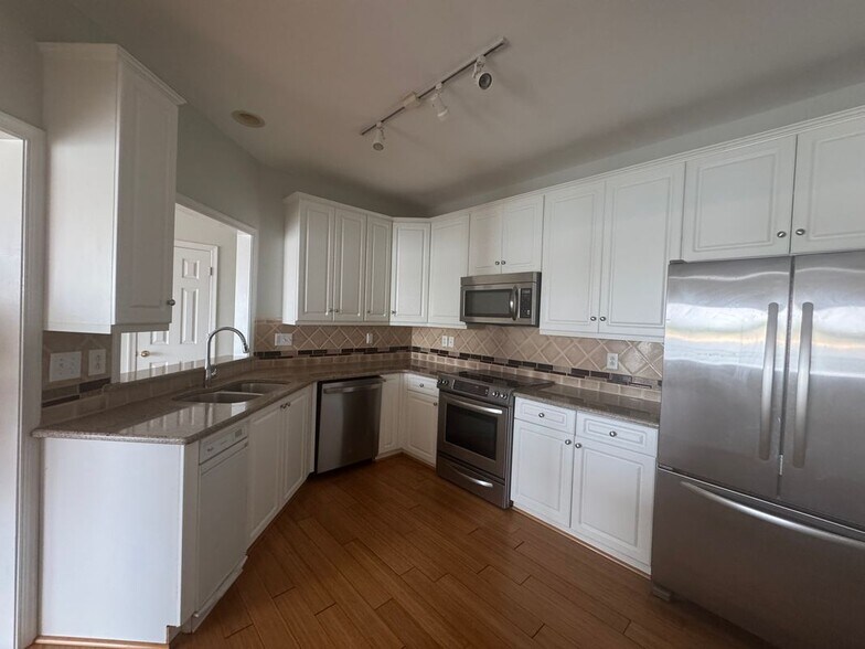 Building Photo - 9462 Bay Front Dr