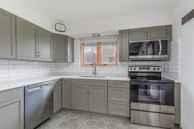 Building Photo - 9715 Grantview Dr