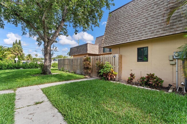 Building Photo - 301 Waterview Dr