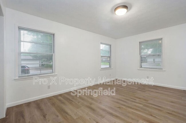 Building Photo - 906 N Belview Ave