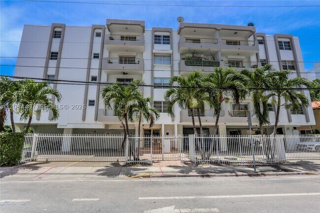 Building Photo - 1580 West Dr