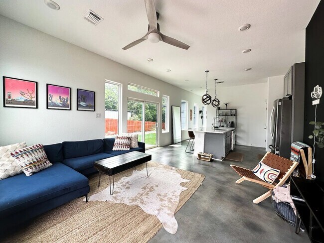 Entrance / Living Room / Kitchen - 1827 Gorman