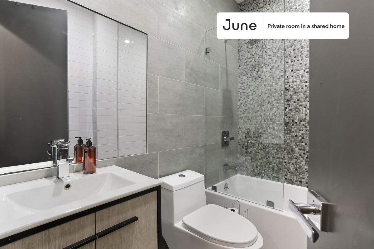 Building Photo - Private bedroom in 4 bed/2 bath Home